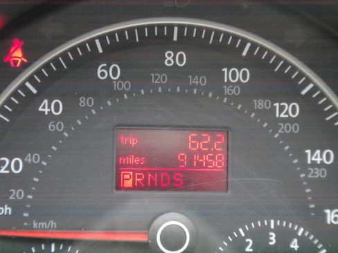 Used 2010 Volkswagen Beetle Final Edition FWD image 12