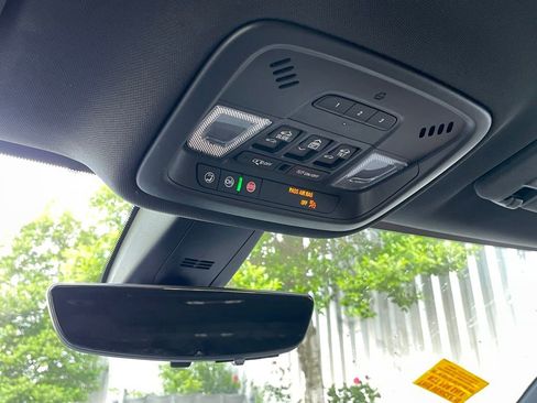 Used 2023 Chevrolet Traverse Premier FWD image 22