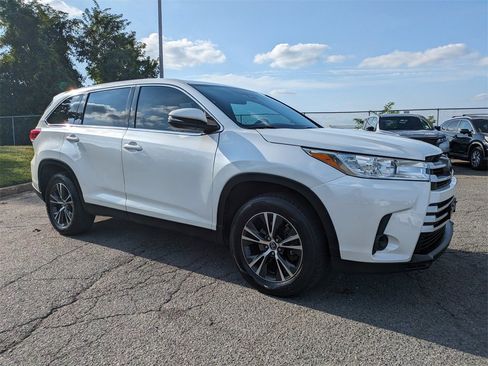Used 2019 Toyota Highlander LE image 2