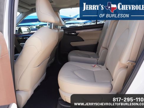 Used 2022 Toyota Highlander Limited image 7