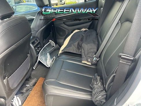 Used 2025 Jeep Grand Cherokee Limited w/ Black Appearance Package image 17