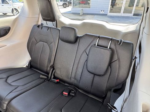Used 2018 Chrysler Pacifica Touring-L Plus FWD image 30