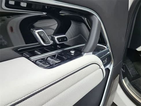 Used 2025 Land Rover Range Rover Long Wheelbase Autobiography image 18