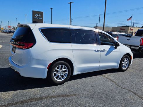 Used 2023 Chrysler Pacifica Touring-L image 15