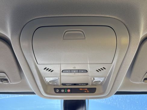 Used 2023 GMC Acadia SLT image 37