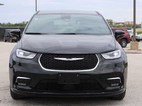 Used 2025 Chrysler Pacifica Select FWD image 2