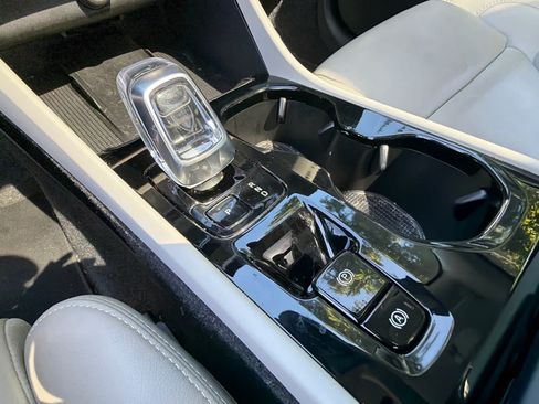 Used 2025 Volvo XC40 B5 Plus AWD/4WD image 27
