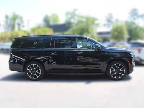 Used 2025 Chevrolet Suburban RST w/ RST Capability Package AWD/4WD image 15