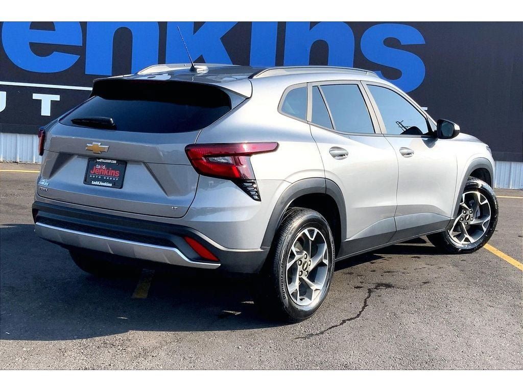 Used 2024 Chevrolet Trax LT w/ Sunroof Package FWD image 15