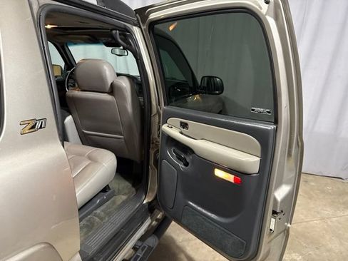 Used 2001 Chevrolet Suburban LS AWD/4WD image 30