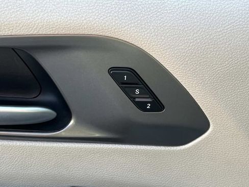 Used 2024 Chrysler Pacifica Limited FWD image 31