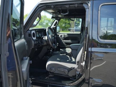 Used 2024 Jeep Gladiator Sport AWD/4WD image 12