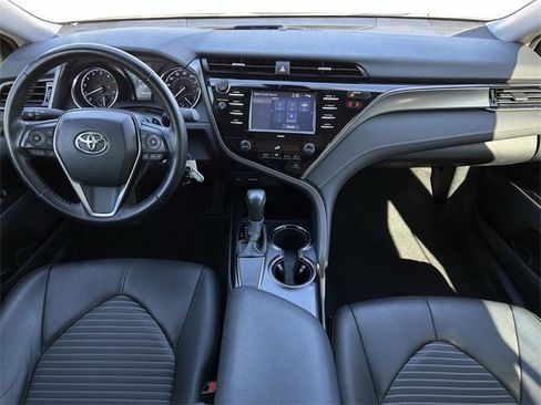 Used 2020 Toyota Camry SE image 11
