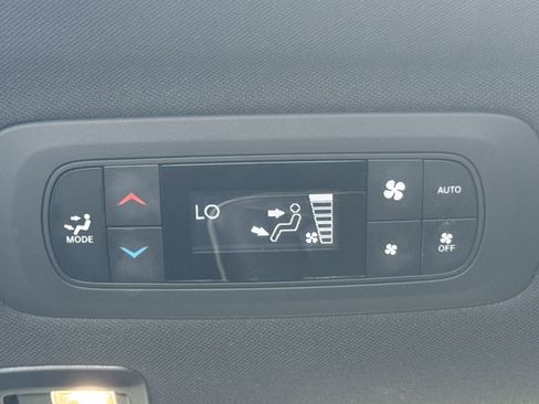 Used 2025 Chrysler Pacifica Limited FWD image 25
