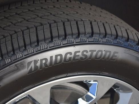 Used 2025 GMC Yukon Denali w/ Sun & Power Step Package image 34