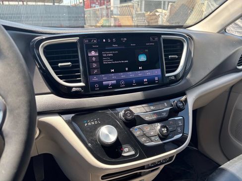 Used 2022 Chrysler Pacifica Touring-L FWD image 17