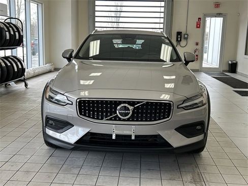Used 2025 Volvo V60 B5 Cross Country Plus image 6
