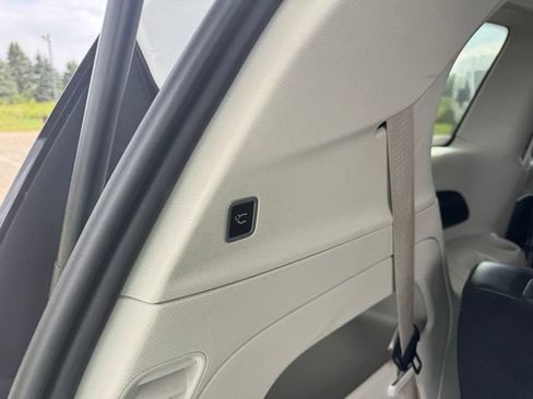 Certified 2024 Chrysler Pacifica Touring-L FWD image 18