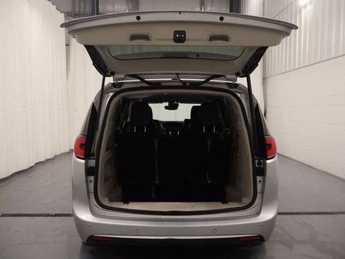 Certified 2024 Chrysler Pacifica Touring-L FWD image 19