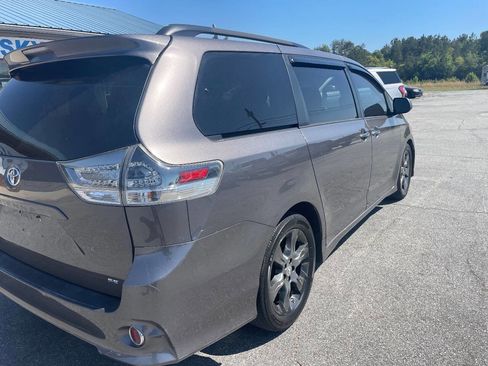Used 2016 Toyota Sienna SE Premium image 4