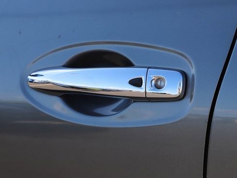 Used 2020 Nissan Rogue SV image 9