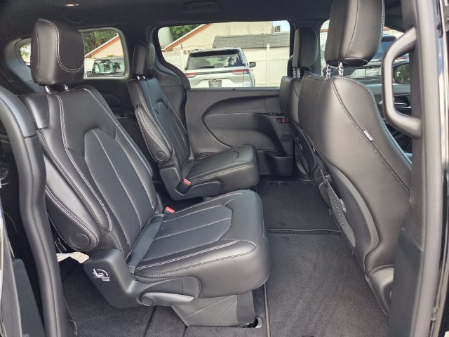 New 2027 Chrysler Pacifica Select FWD image 18