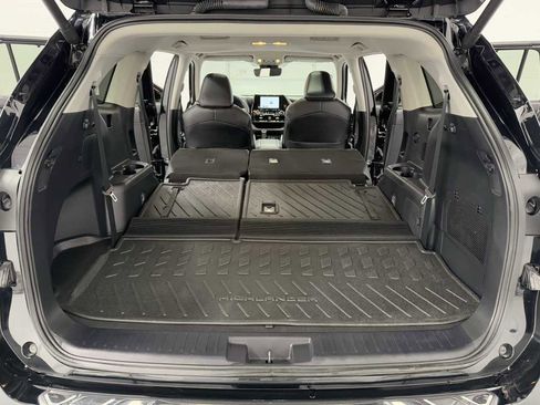 Used 2024 Toyota Highlander XLE image 30