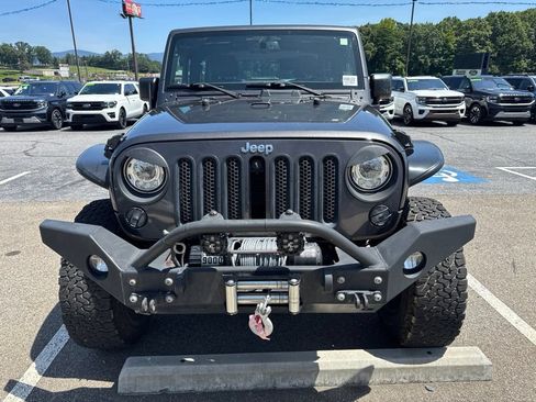 Used 2017 Jeep Wrangler Rubicon w/ Power Convenience Group AWD/4WD image 2