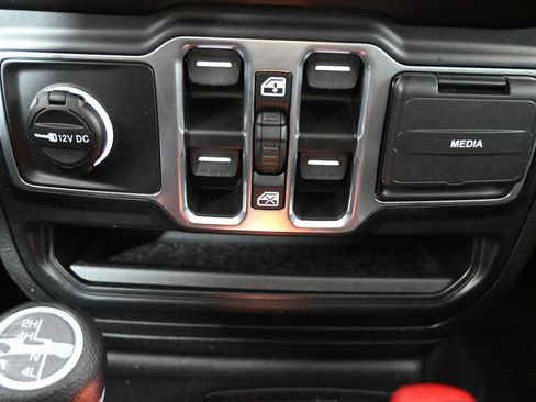 Used 2023 Jeep Wrangler Unlimited Sahara AWD/4WD image 32