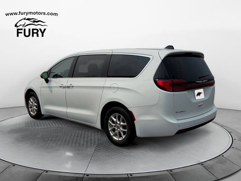 Used 2023 Chrysler Pacifica Touring-L FWD image 5