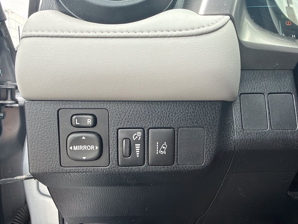 Used 2017 Toyota RAV4 XLE AWD/4WD image 10