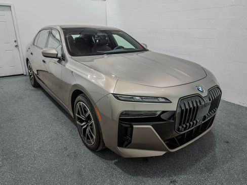 Used 2025 BMW 760i xDrive w/ Executive Package AWD/4WD image 2