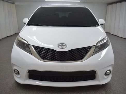 Used 2016 Toyota Sienna SE Premium image 2