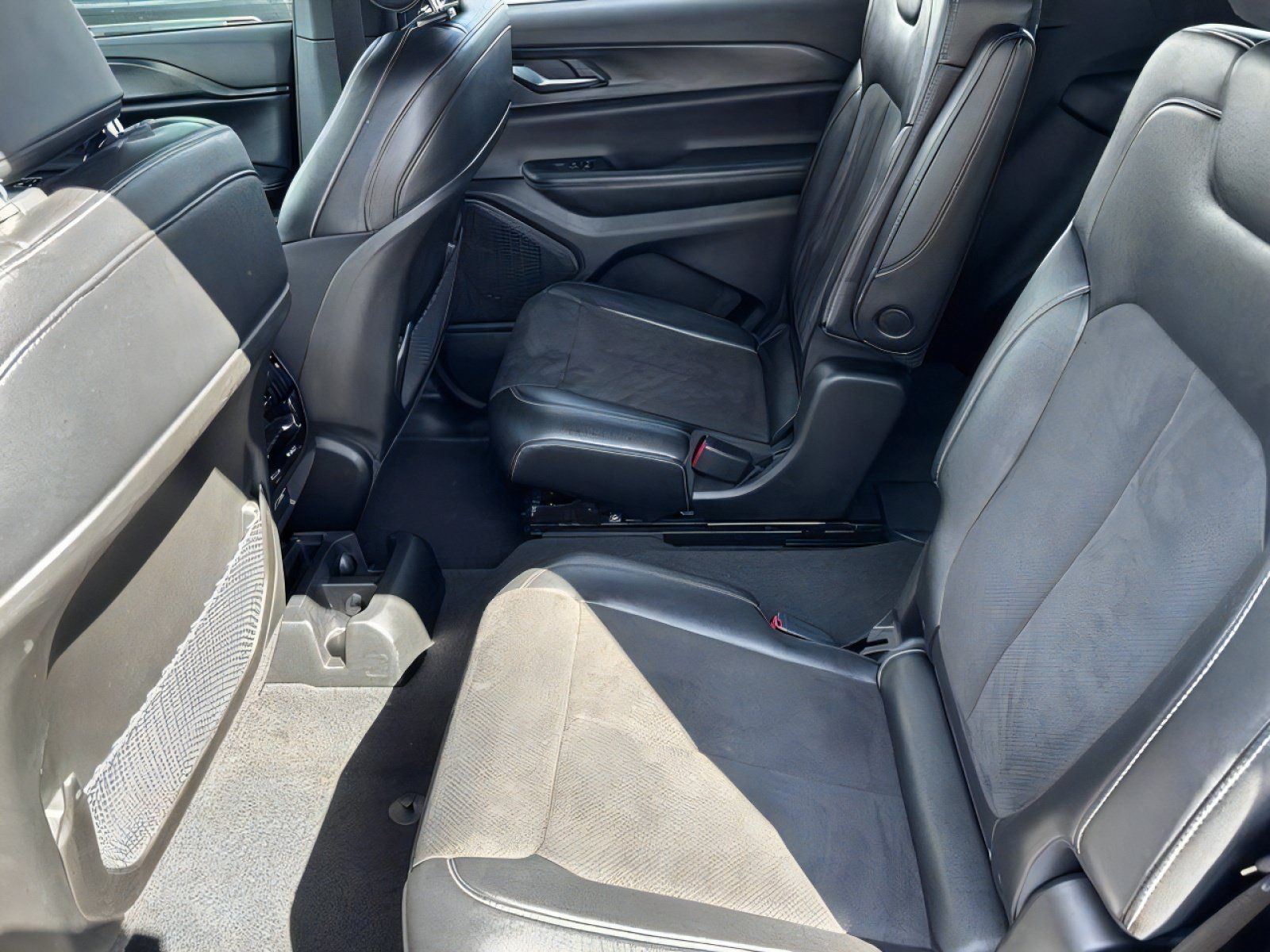 Used 2023 Jeep Grand Cherokee L Laredo AWD/4WD image 28