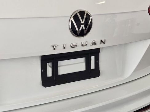 Certified 2022 Volkswagen Tiguan SE R-Line image 9