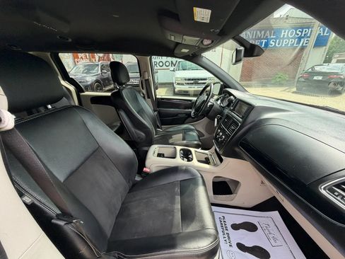 Used 2019 Dodge Grand Caravan SXT FWD image 11