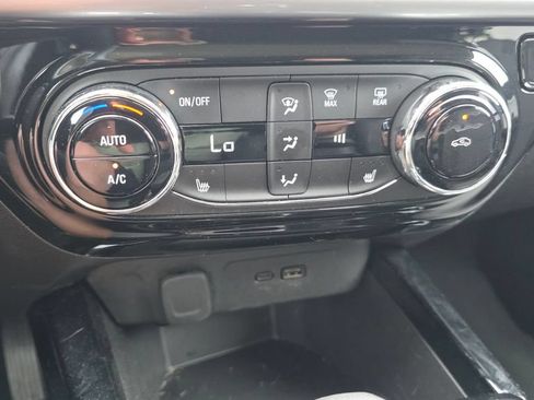 Used 2025 Chevrolet Trax LT w/ LT Convenience Package FWD image 19
