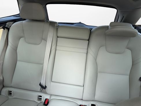 Used 2019 Volvo XC60 T5 Momentum w/ Premium Package FWD image 12