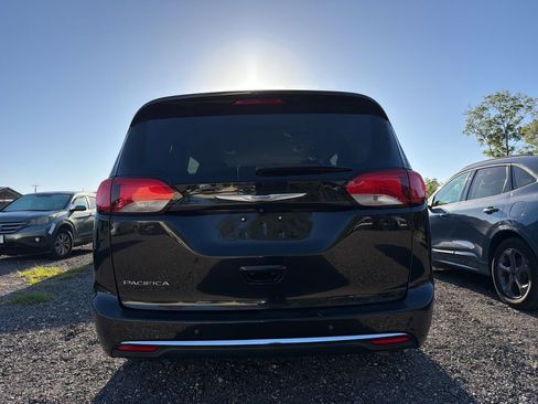 Used 2017 Chrysler Pacifica Touring-L w/ 13 Speaker Alpine Sound Group FWD image 6