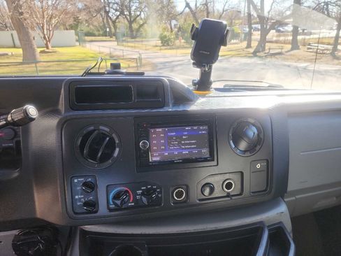 Used 2009 Ford E-350 and Econoline 350 Super Duty Wagon image 17