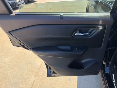 Used 2022 Nissan Rogue SV w/ SV Premium Package image 14