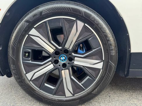 Used 2023 BMW iX xDrive50 w/ Sport Package AWD/4WD image 17
