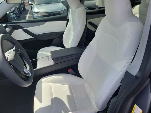 Used 2026 Tesla Model Y AWD image 19