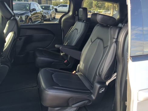 Used 2023 Chrysler Pacifica Touring-L w/ S Appearance Package image 11