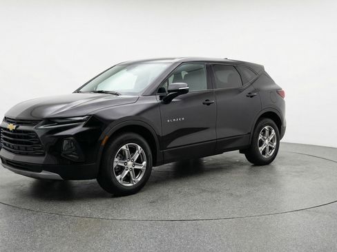 Used 2025 Chevrolet Blazer LT image 3