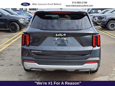 Used 2024 Kia Sorento LX image 4