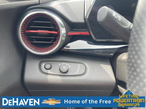 Used 2024 Chevrolet Trax RS w/ Sunroof Package FWD image 18