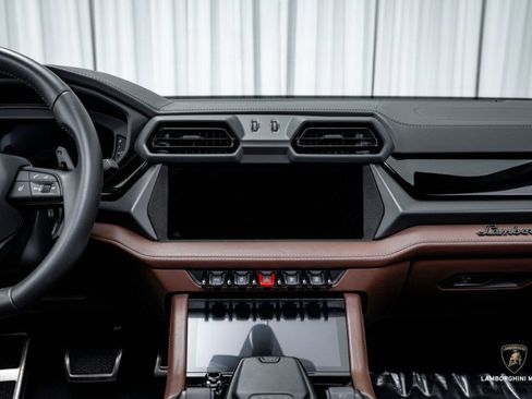 Used 2025 Lamborghini Urus SE image 34
