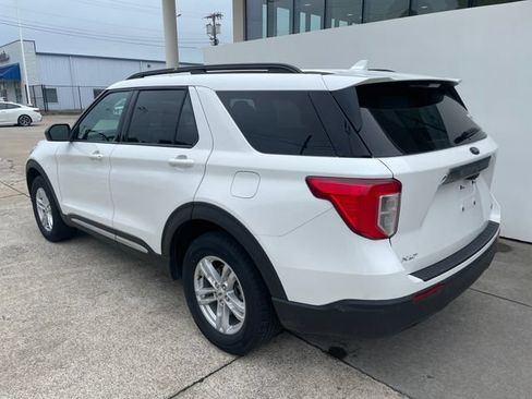Used 2022 Ford Explorer XLT AWD/4WD image 3