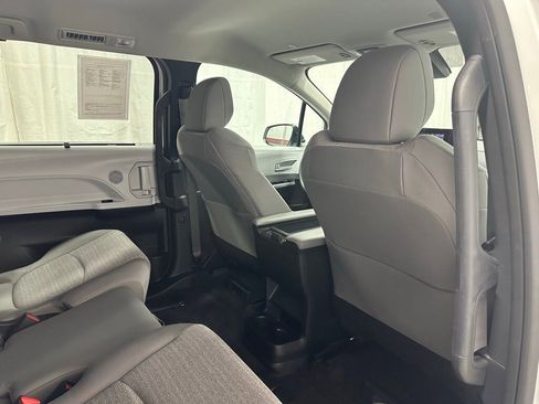 Used 2025 Toyota Sienna LE image 57